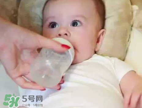 嬰兒吐奶有黃水怎么辦？嬰兒吐奶會(huì)吐黃水嗎？