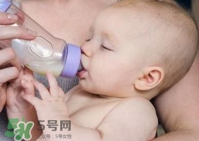 嬰兒吐奶有黃水怎么辦？嬰兒吐奶會(huì)吐黃水嗎？