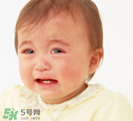 寶寶吐奶和哭有關(guān)系嗎？寶寶哭會引起吐奶嗎？