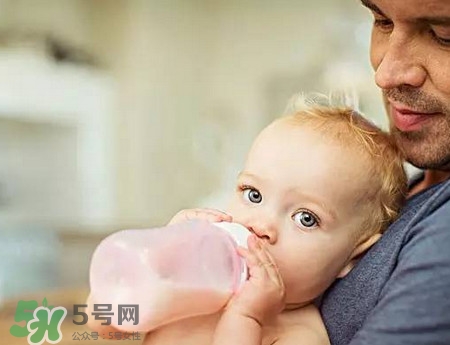 嬰兒吐奶和溢奶的區(qū)別 嬰兒溢奶和吐奶有何不同？