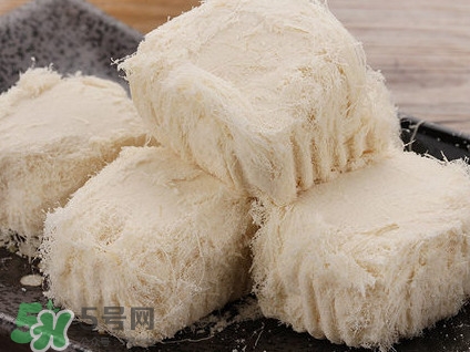 龍須糖是什么做的？龍須糖上面一層粉是什么粉