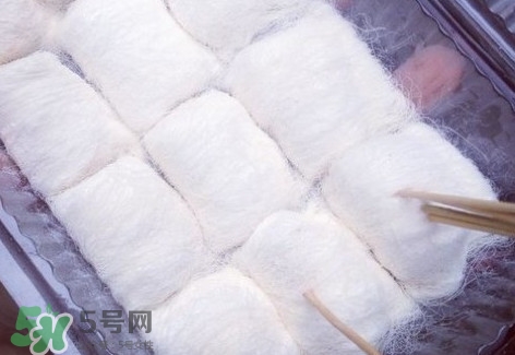 龍須糖是什么做的？龍須糖上面一層粉是什么粉