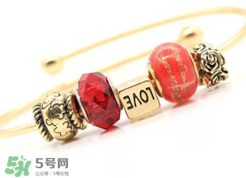 潘多拉手鐲可以改小嗎？潘多拉手鐲怎么改?。?></p><h3>保養(yǎng)技巧</h3><p>1、佩戴時不要同時佩戴其它的金屬首飾，以免碰撞導(dǎo)致變形。</p><p>2、避免接觸水汽和化學(xué)制品，不能佩戴其游泳，尤其是在海水里。</p><p>3、避免接近含硫的物質(zhì)。</p> </div>
<div align=
