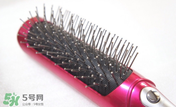 小泉成器音波電動梳怎么用？小泉成器音波震動梳子使用方法