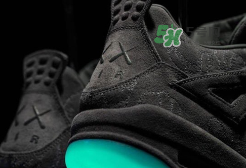 kaws與air jordan 4聯(lián)名黑色版本多少錢(qián)？aj4純黑限定發(fā)售價(jià)格