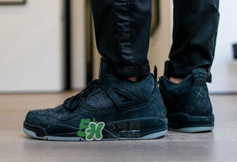 kaws與air jordan 4聯(lián)名黑色版本多少錢(qián)？aj4純黑限定發(fā)售價(jià)格