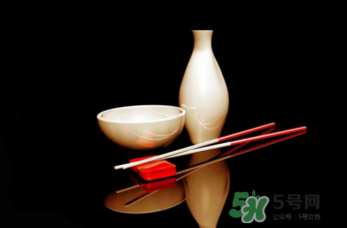 三伏天可以喝白酒嗎？三伏天喝白酒好還是啤酒？