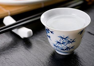 三伏天可以喝白酒嗎？三伏天喝白酒好還是啤酒？