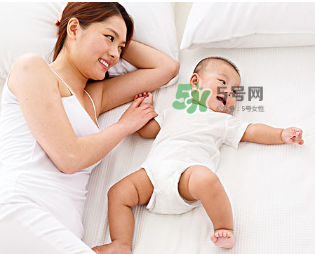 低齡寶寶家庭親子游戲介紹 適合低齡寶寶的親子游戲有哪些？