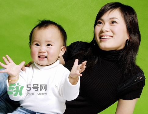 低齡寶寶家庭親子游戲介紹 適合低齡寶寶的親子游戲有哪些？