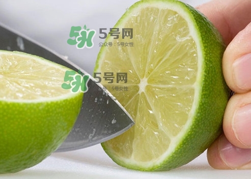 青檸檬泡完水皮怎么變顏色了？青檸檬怎么腌制好