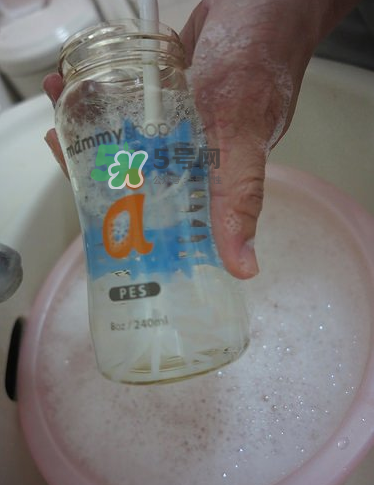 奶瓶刷尼龍的好還是海綿的好？洗奶瓶的正確方法