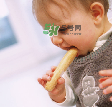 寶寶沒長牙能吃磨牙棒嗎？寶寶沒長牙可以吃磨牙餅干嗎？
