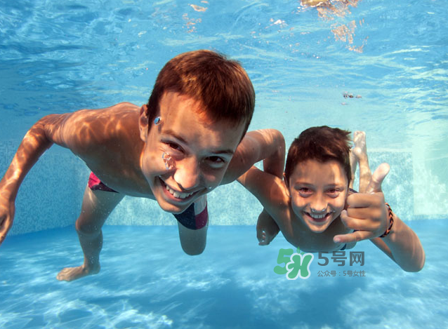 游泳為什么要穿泳衣？為什么游泳要穿泳衣？