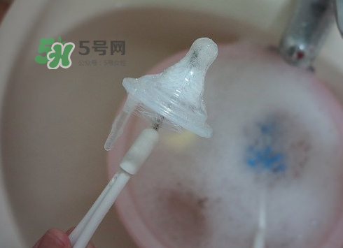 奶瓶刷尼龍的好還是海綿的好？洗奶瓶的正確方法