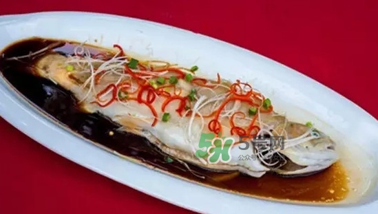 金鱒魚清蒸為什么變黑？食用金鱒魚有什么好處