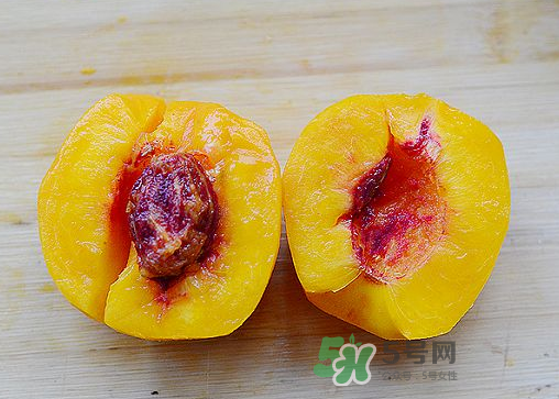 來月經(jīng)可以吃黃桃嗎？大姨媽來了可以吃黃桃嗎？