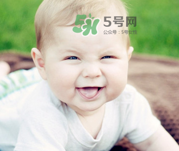 夏天寶寶頭上長紅疙瘩怎么回事？夏天寶寶頭上長東西怎么辦？