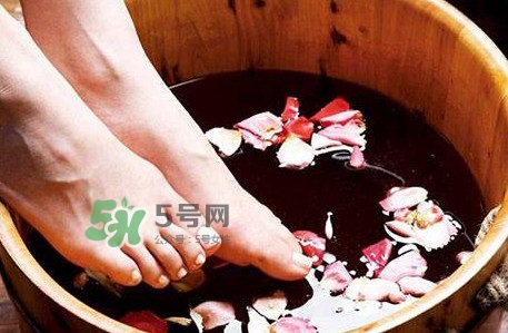 醋泡腳要加水嗎？醋泡腳用熱水還是冷水？