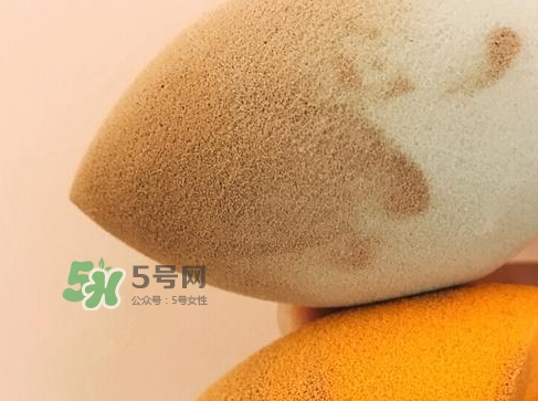 硅膠粉撲和海綿粉撲哪個好？硅膠粉撲和美妝蛋哪個好
