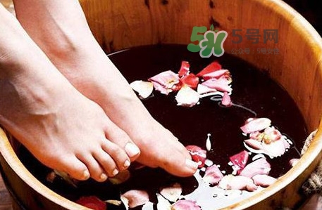 花椒水泡腳能降血壓嗎？泡腳是干花椒好還是鮮花椒好
