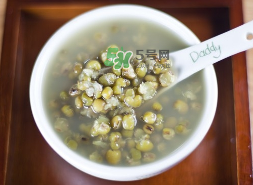 綠豆湯和牛奶能一起吃嗎？喝綠豆湯同時(shí)可以喝牛奶嗎？