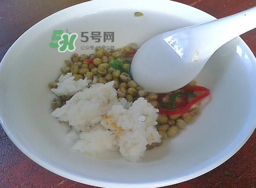 綠豆湯和牛奶能一起吃嗎？喝綠豆湯同時(shí)可以喝牛奶嗎？