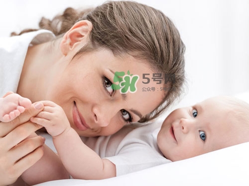 3~5個(gè)月的寶寶有多了解這個(gè)世界？寶寶睡眠習(xí)慣如何規(guī)范？