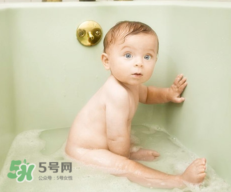 寶寶濕疹可以洗澡嗎？新生兒濕疹可以洗澡嗎？