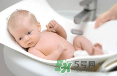 寶寶濕疹可以洗澡嗎？新生兒濕疹可以洗澡嗎？
