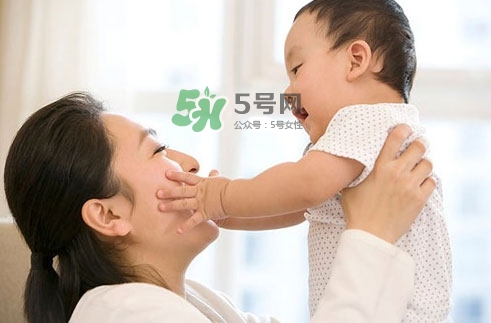 3~5個(gè)月的寶寶有多了解這個(gè)世界？寶寶睡眠習(xí)慣如何規(guī)范？