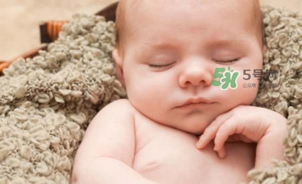 3~5個(gè)月的寶寶有多了解這個(gè)世界？寶寶睡眠習(xí)慣如何規(guī)范？