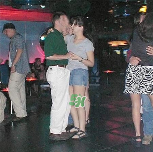 男人在公眾場合勃起如何化解尷尬？