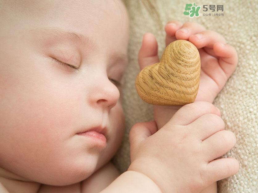 什么時候跟孩子分床睡好？嬰兒跟父母分房睡還是分床睡？