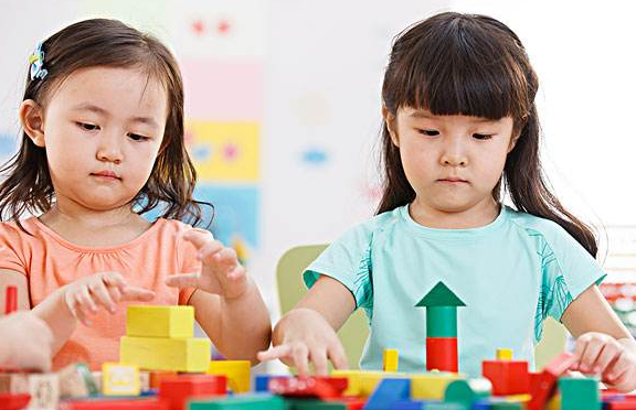 孩子在幼兒園受欺負(fù)怎么辦？孩子在幼兒園不合群怎么辦？