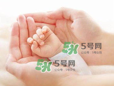坐月子要穿內(nèi)衣嗎？坐月子不穿內(nèi)衣胸會下垂嗎？