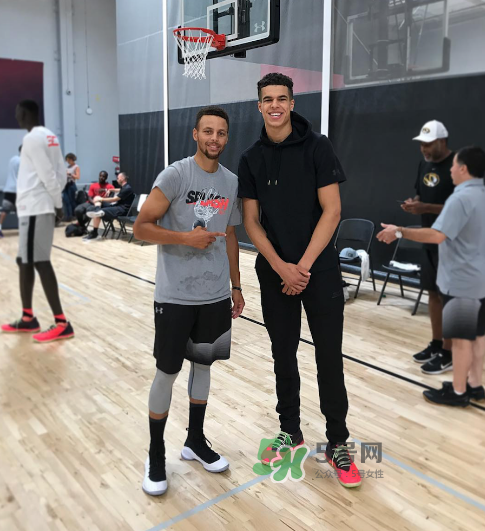 under armour curry4黑白配色什么時(shí)候發(fā)售？庫(kù)里第四代戰(zhàn)靴發(fā)售日期