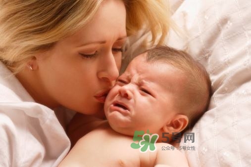 新手爸媽必看，七天教小嬰兒戒夜奶一覺到天亮
