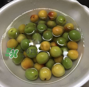 自制青梅酒的做法 青梅酒泡多久可以喝？
