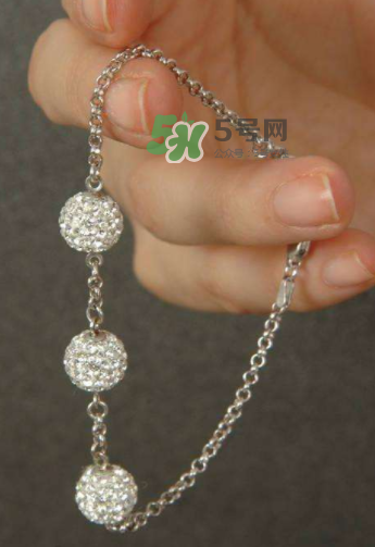 銀手鐲帶哪只手好？銀手鐲女性戴哪只手？