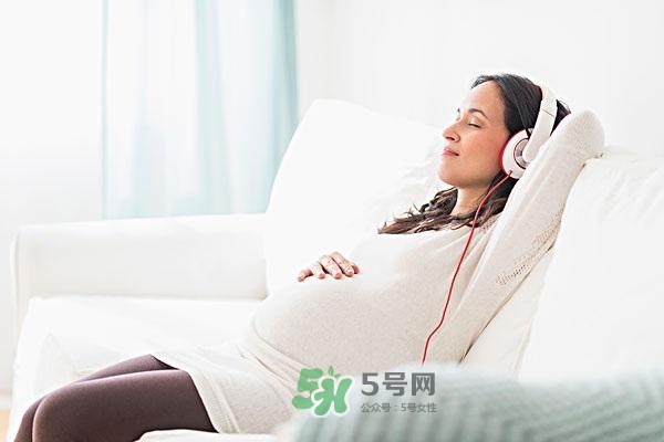 音樂胎教是媽媽聽還是放在肚子上？胎教音樂有哪些？