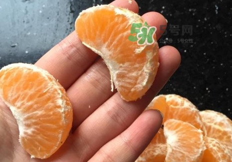 橘子里的白絲能吃嗎？橘子瓣上面的白絲吃了有什么好處？