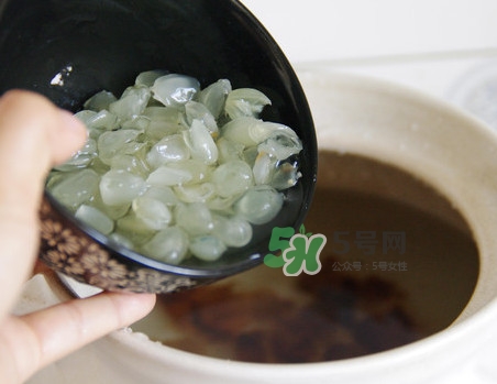 皂角米有假的嗎？怎樣辨別皂角米有沒(méi)有泡過(guò)硫磺