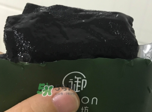 御泥坊水潤茶萃微囊黑面膜怎么用？