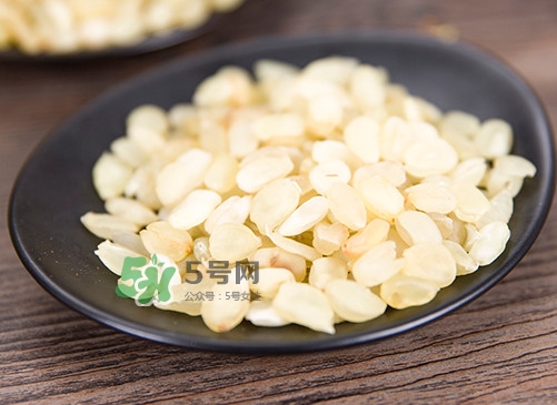皂角米可以用熱水泡嗎？皂角米用冷水泡好還是熱水泡好
