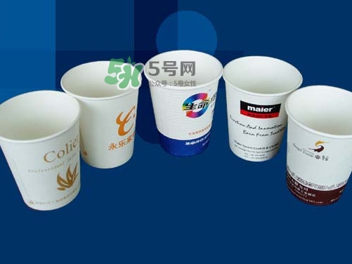一次性紙杯可以裝開水嗎？能不能用一次性紙杯喝熱水？