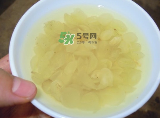 皂角米可以用熱水泡嗎？皂角米用冷水泡好還是熱水泡好