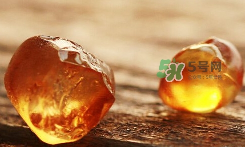 桃膠什么顏色的好？桃膠顏色深色好還是淺色好