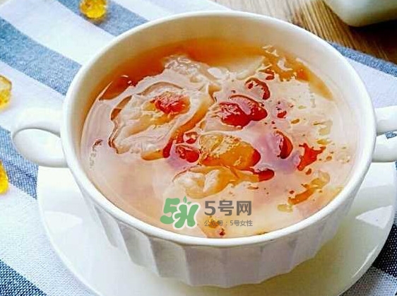 煮桃膠放冰糖還是紅糖？桃膠放鍋里要煮多久能吃