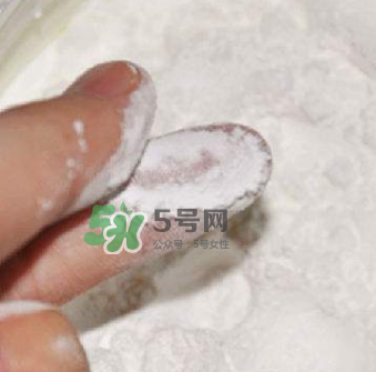 寶寶用爽身粉有危害嗎？爽身粉對(duì)寶寶有什么危害？